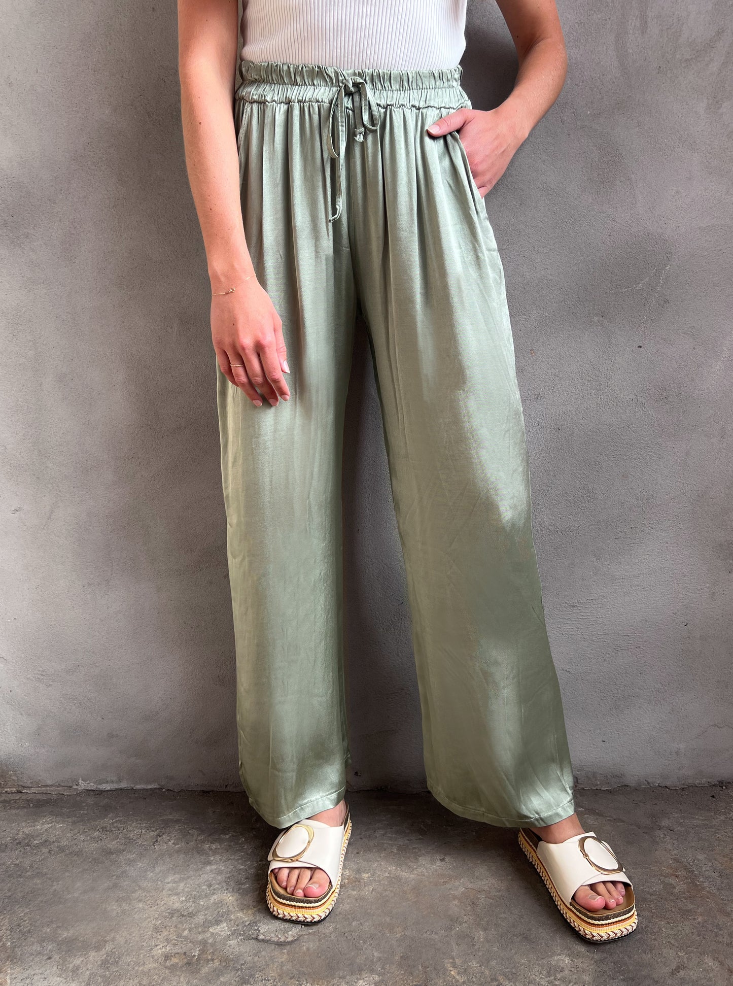 Satinhose oliv