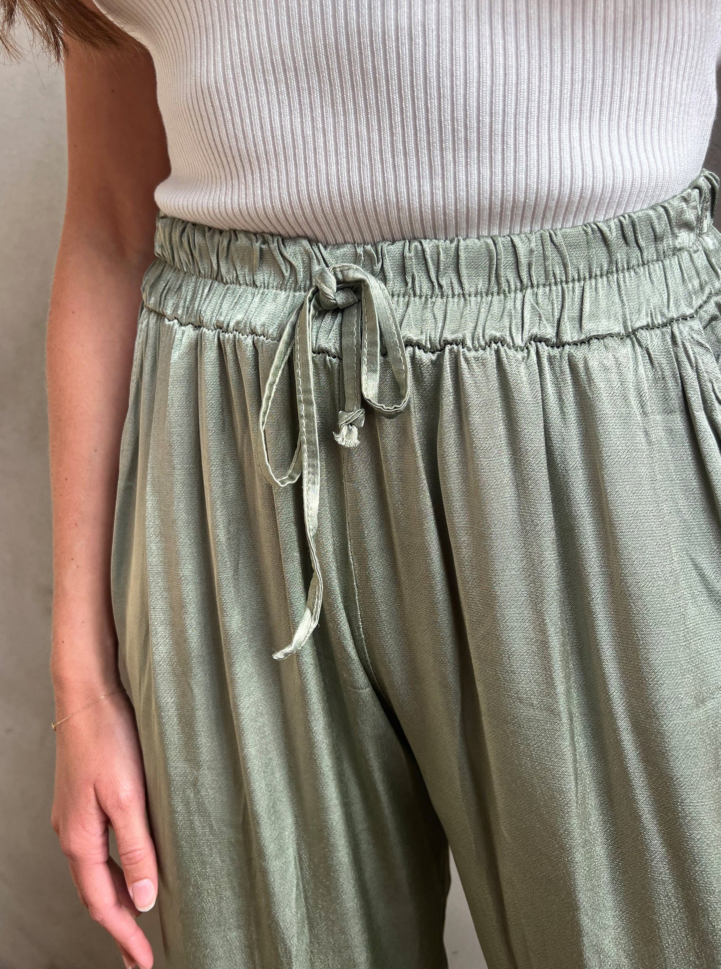 Satinhose oliv